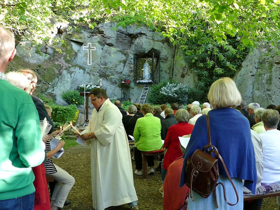 Maiandacht mit Krönung der Fatima-Madonna (Foto: Karl-Franz Thiede)